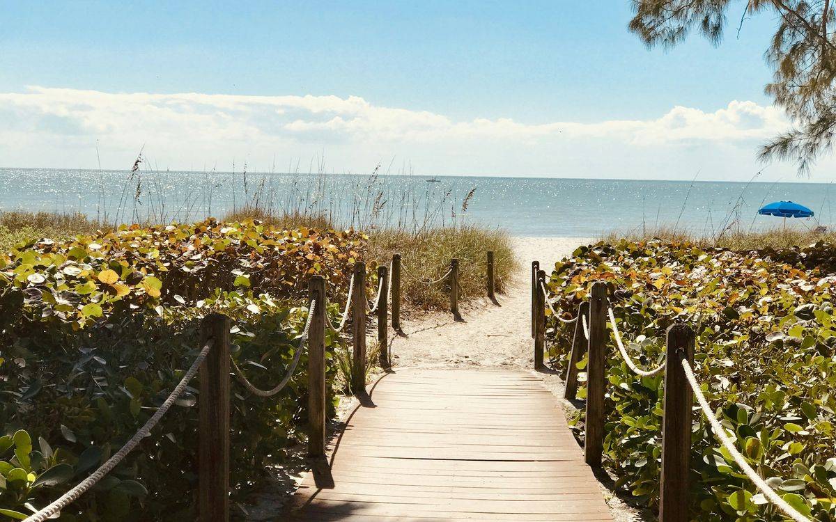 A wooden dune crossover leading to the sand at Jensen Beach